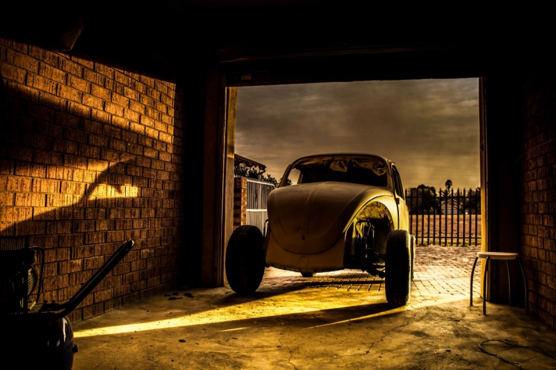 carrosserie-ISOLA-min_car_garage_volkswagen_sunset_vw_beetle-81658